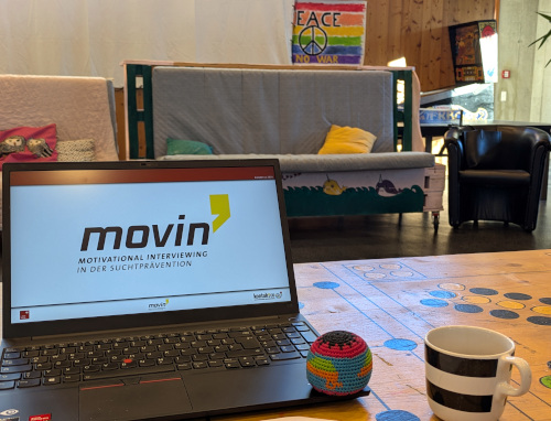 Stillleben Laptop in Jugendzentrum