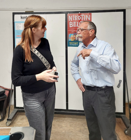 Barbara Strele erklärt die Arbeit von kontakt+co